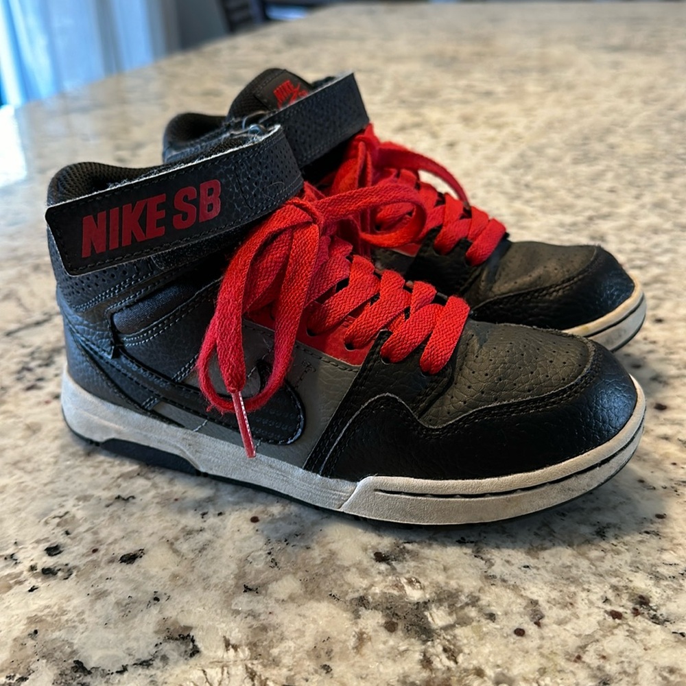 Nike boys youth shoes size 1 youth